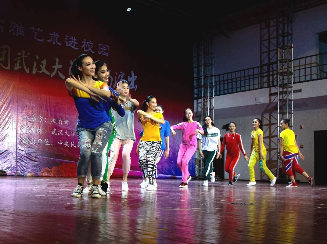 舞動(dòng)青春，傳承文化——中央民族歌舞團(tuán)《青春萬(wàn)歲》走進(jìn)校園